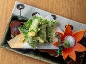 オーナーの閃きから生まれ、日本酒と抜群に合う『大葉とクリームチーズの天婦羅』