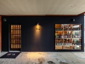 街路からも思わず目を奪われる日本酒のラインナップ