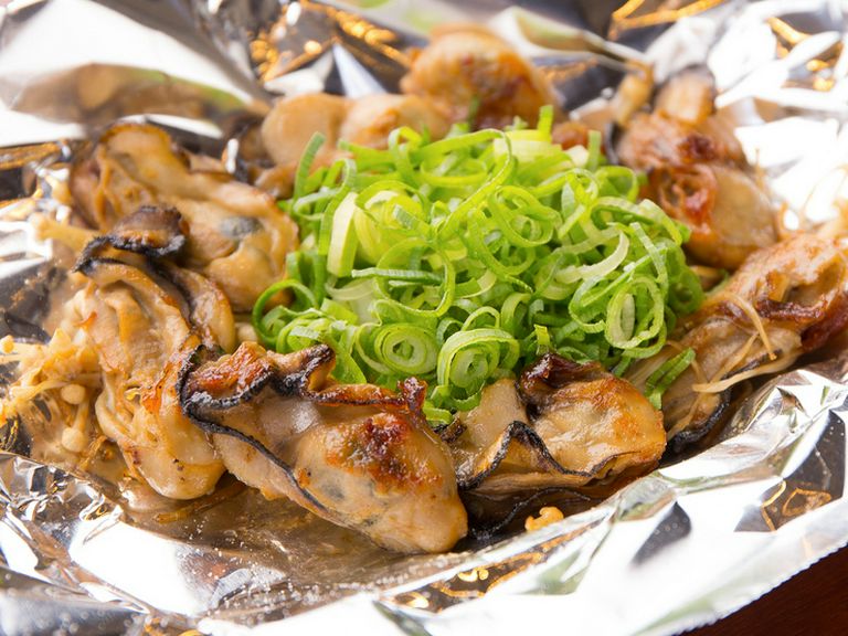 下ごしらえは全て手作業。こだわり抜いた素材が生み出す人気の味