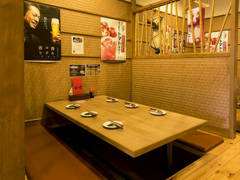 ゆったりと座れるテーブル席で楽しい家族だんらんを