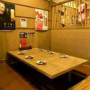 看板メニューの『電光石火』はもちろん、『ソーセージ』や『チーズオムレツ』など子どもと一緒に食べられるメニューが充実しています。脱着タイプのキッズチェアーも完備。世代を超えて美味しい時間を満喫できます。