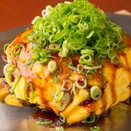 気の置けない友人と鉄板を囲んで楽しいひとときを。もちろんデートにもおすすめ。ジューッと焼ける熱々のお好み焼きをつつけば、2人の距離ももっと縮まるはず。