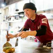 出迎えるときも食事の最中も、常に明るくホール全体を盛り上げているそう。パワーアップしてもらえるような料理づくり、さらに、帰り際にも元気な接客を大切にされています。