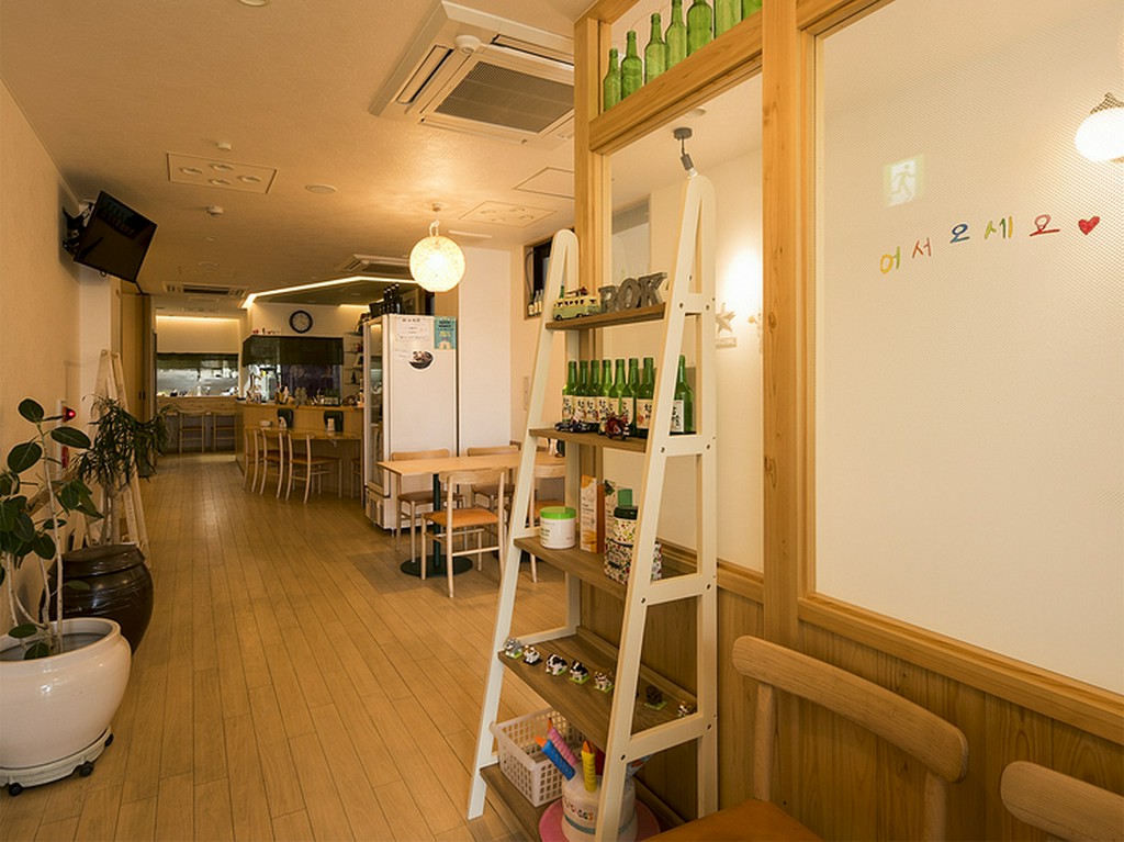 一人の時間もゆったりとくつろげる、温もり感じる韓国料理店