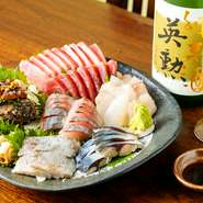 落ち着いた雰囲気の中、旬の逸品とこだわりの京料理を楽しむことが出来る【照ノ屋】。季節の素材を活かした料理と、その味わいを数段引き立てる日本酒をじっくりと堪能あれ。