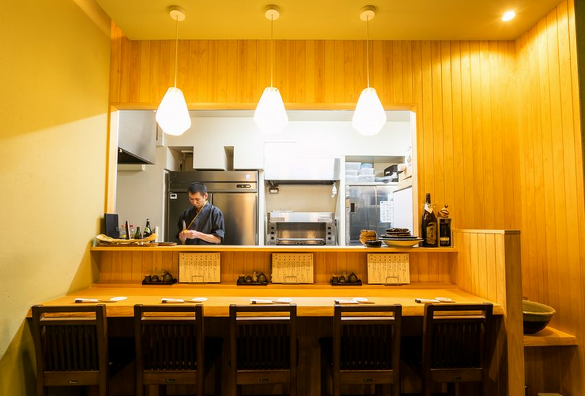 1人でも気兼ねなく過ごせるカウンター席