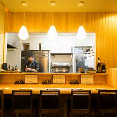 1人でも気兼ねなく過ごせるカウンター席