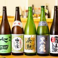 日本酒は厳選した定番8種類に加えて、月限定のオススメ銘柄も用意。美味しい食材が季節で変わるように、オススメの日本酒も月ごとに選定。常に美味しい日本酒を味わってほしい、そんな店主の愛情が感じ取れます。