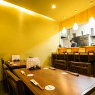 落ち着いた雰囲気の店内は接待にも最適。経験豊富な店主のもてなしは大切な方との食事にもぴったりです。会話弾むくつろぎの空間は、料理も一層美味しく感じられそうです。