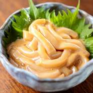 濃厚な風味と心地よいイカの食感がやみつきになる、定番の一品料理。お気に入りの日本酒と共に、じっくりと味わってみませんか。