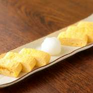 出汁の美味しさが染み込んだ『出し巻』。ひと口食べ進めるごとに、優しい食感と味わい深い出汁の香りが、ふんわりと広がります。