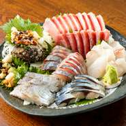 季節に合わせた新鮮なお刺身。春夏秋冬、旬な地魚を提供。地魚にこだわったお刺身をご提供することで鮮度も抜群です。その日の仕入れによってご提供するメニューは変わります。