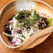 三浦半島の名産品「三浦大根」の魅力を存分に味わうサラダです。