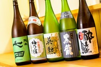 8種類の日本酒に加えて、限定酒も取り揃えています。季節に合わせて食材が変わるように、日本酒も変化いたします。常に最高の状態の日本酒を味わっていただけます。