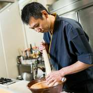 美味しいことは当然のこと、“食”で人びとを喜ばせることこそが照山氏流のおもてなし。すべてはゲストの笑顔のために。そのひと手間を惜しみません。