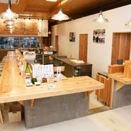 明るく清潔感のある店内には、全15席の木目のカウンター席。木の温もりになごみながら、ゆっくり沖縄の美味を堪能できます。