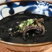 人気の沖縄料理の一つ『イカ墨汁』。【今いゆ　玉しろ】では、野菜の旨味と甘みを加えたり、カツオ・昆布・いりこの出汁をベースにつくったり、独自の工夫で、出汁の香り豊かな『イカ墨汁』に仕上げています。