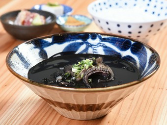 出汁の香りがたまらない『イカ墨汁定食』