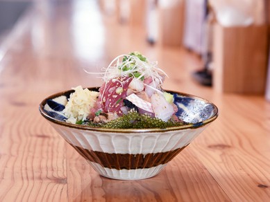 沖縄の魚介の味・香り・食感を食べ比べて楽しめる『海人のさしみ丼ぶり』