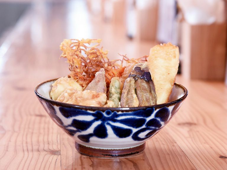 沖縄ならではの旨さ!サクサク美味しい『海鮮天ぷら丼ぶり』