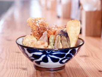 沖縄ならではの旨さ！サクサク美味しい『海鮮天ぷら丼ぶり』