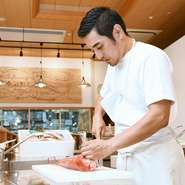 料理を提供する際、料理の内容や使っている魚についての情報を提供するという玉城さん。そこから沖縄の文化の一端にふれ、楽しむことができます。