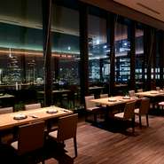 都心の夜景を望みながら、素材と調理法にこだわった食事を提供する〈十十六〉。きちんとした和食を日本酒と合わせたい時はもちろん、会食や外国からのお客様との食事にもぴったりのお店です。