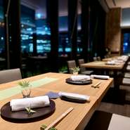 カウンター18席、テーブル86席、個室2部屋を用意する店内は、和をモチーフにした温かみのある空間。木目調の壁やテーブルが、モダンな中にも落ち着きのある雰囲気を演出しています。