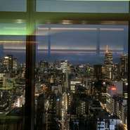 完全個室のVIP席からは皇居や日比谷公園の淡い夜景が優しく癒しを与えてくれます。またテーブル席からは六本木の鮮やかな夜景が一面に広がり、心躍らせながらお食事を楽しめる贅沢があります。