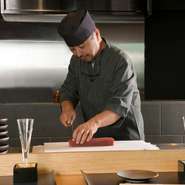 〈十十六〉ではホテルの中という場所がらコース・アラカルトの料理はもちろん、お酒を中心に提供するバースペースもご用意。特に明治30年創業の割烹・木更津〈宝家〉の味と技を受け継いだ、名物のあさり料理は絶品。