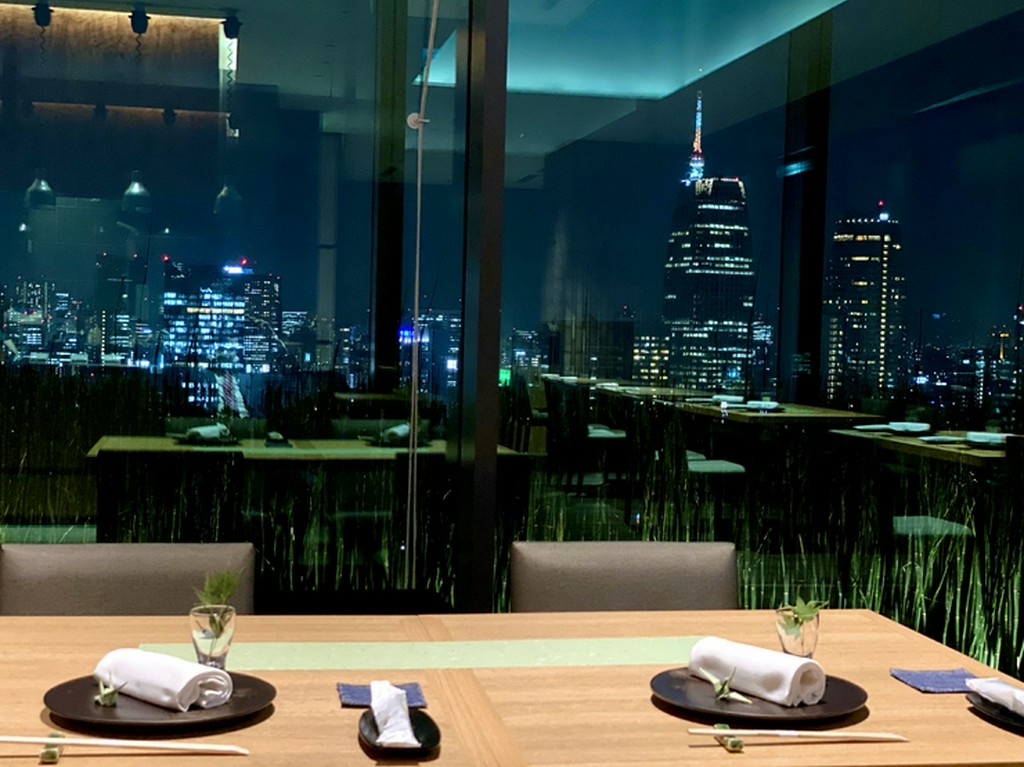 ロマンティックなデートにぴったり。ビル18階からの見事な眺め