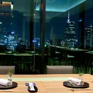 ビル18階に居を構える【十十六】、大きな窓からの展望は昼夜問わず素晴らしいのひと言。中でも宝石箱の中を覗いたかのような夜景は、ロマンティックなデートにもぴったり。大切なあの人の心も射止められそうです。