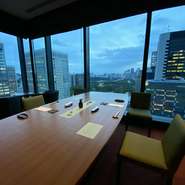 日比谷通りにほど近いビルの18階にあることから、北側には日比谷公園や皇居、南西側には六本木のビルや東京タワーも臨めるロケーション。真新しくも風格と高級感が漂う空間です。