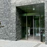 18階からの都心の展望は、昼夜問わず魅力を放ちます。特に夜間、宝石箱の中のような美しい景観を眺めながらの食事は、ロマンティックなデートにもぴったり。大切なあの人の心も射止められそうです。