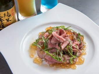 厳選したお肉による『レアステーキ』