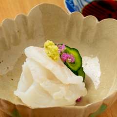店主自ら市場で品定め。その日の新鮮おすすめ旬魚に舌鼓『お造り』