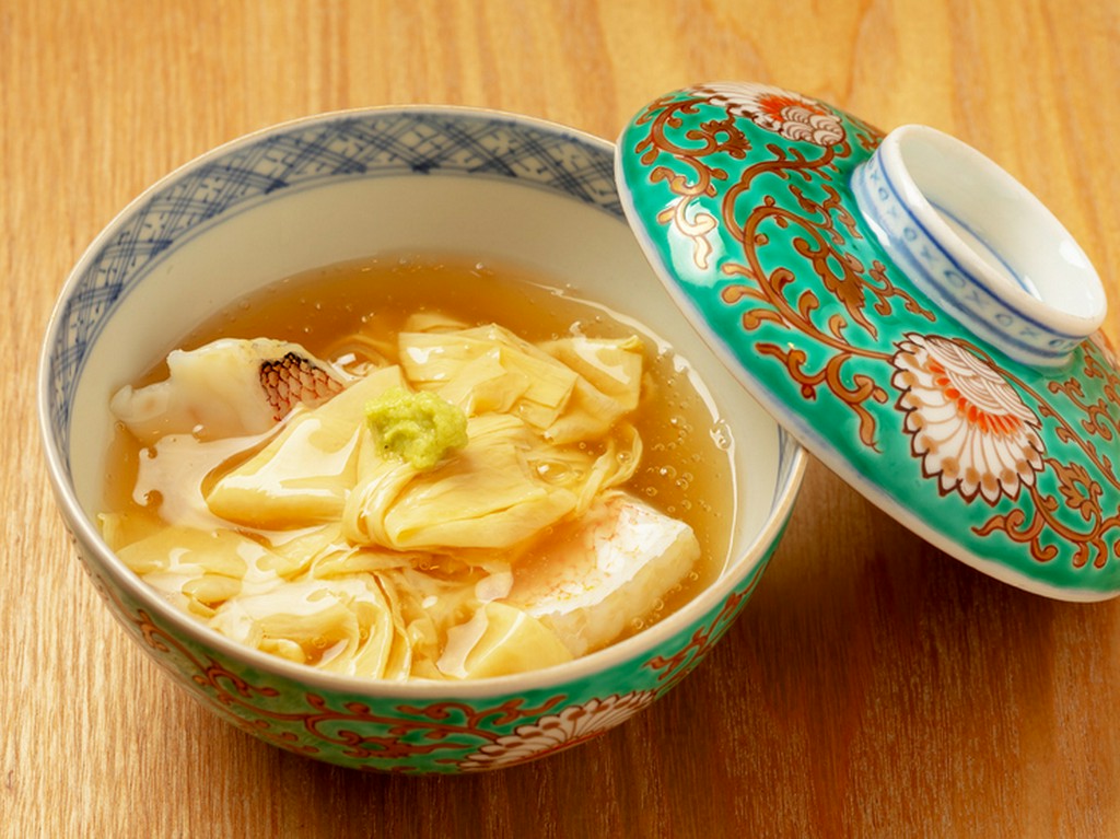 繊細に盛り付けられた柔らかな味わいが食べる喜びを覚える。「京」を感じる一品『甘鯛湯葉あんかけ』