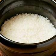 全国各地から取り寄せる美味しいお米。佐渡産のコシヒカリなど、店主自ら選び抜いた旬の銘柄です。美味しいお米を炊くには、美味しい井戸水。シンプルながら味わい深い料理に舌鼓。