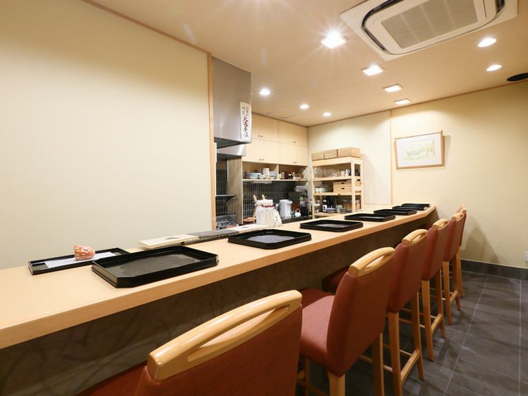 落ち着いた雰囲気の中で、食事と会話を楽しむ大切な時間を