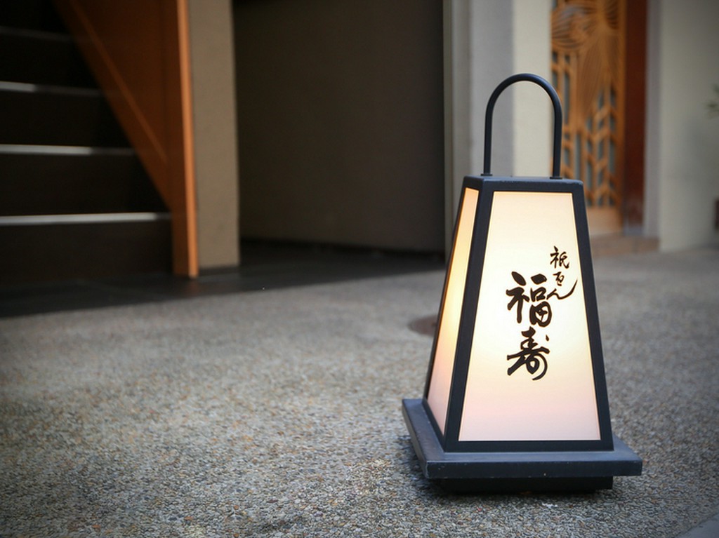 灯籠が導いてくれる大人の隠れ家で、ゆるりと過ごすひと時