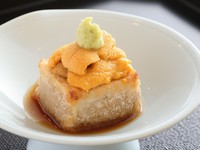 “食感のコントラスト”を楽しめる人気の一品『焼胡麻豆腐』