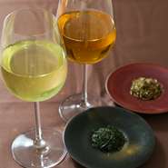 煎茶や茎焙じ茶をワイングラスに注ぐことで、その味や香り、色を楽しむ「ロイヤルブルーティー」。食事をいただきながら「食中茶」として楽しむことができます。アルコールが苦手な方や飲まない方にぴったりです。
