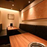 ラグジュアリーな店内は、接待や会食などのビジネスシーンにもふさわしい雰囲気。広々としたソファー席のほか、完全個室も完備されているので、大事な商談も安心して進められます。