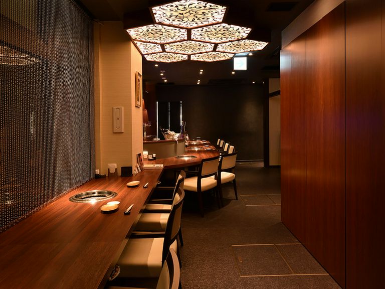 落ち着いたカウンター席も人気。大人がくつろげるシックな空間