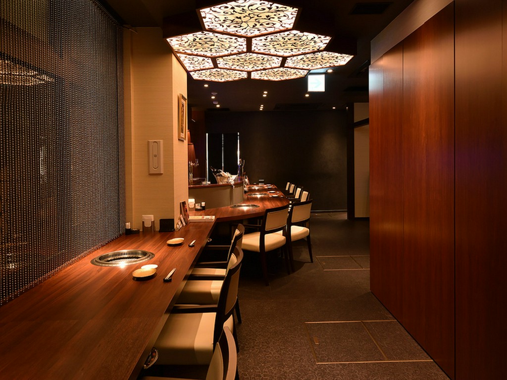 落ち着いたカウンター席も人気。大人がくつろげるシックな空間