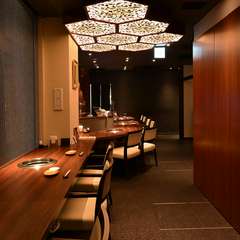 落ち着いたカウンター席も人気。大人がくつろげるシックな空間