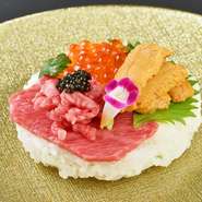 一品料理から豪華なコースまで、肉好き女子を虜にするメニューがずらり。焼肉やすき焼きのほか、『特選牛タンのしゃぶしゃぶ』も好評で、自家製バジルソースで味わうのが女性に人気。