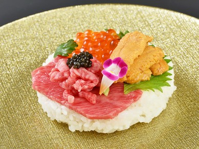 見た目も華やかな料理とワインで、贅沢な女子会を楽しんで