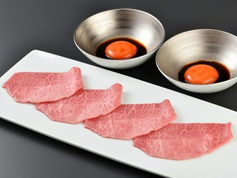 自家製の割り下が味の決め手。柔らかくとろけるような『黒毛和牛すき焼き』一人前　※2名様より承ります。