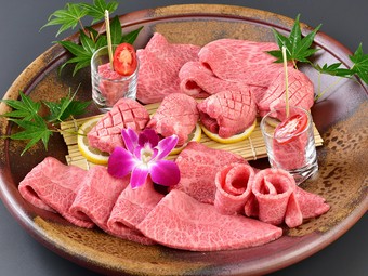 国産黒毛和牛ならではの旨み、霜降りの甘みをご堪能ください。